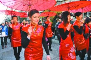 2月10日，在意大利米兰，华人华侨和当地民众参加庆祝中国春节的民俗活动。