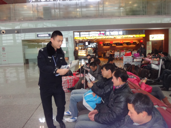 长沙黄花机场禁毒民警春节期间给乘客发放顺风