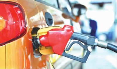  2月24日，一辆汽车在一家加油站加油。 当日，国家发展和改革委员会宣布，自2月25日零时起上调汽、柴油价格。新华社 图