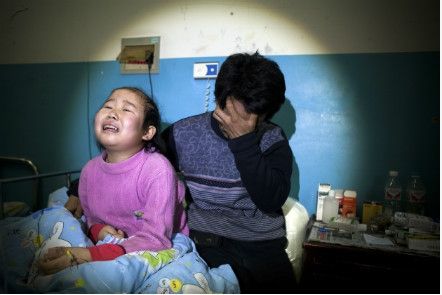 2月25日，中南大学湘雅二医院，乐乐嚎啕大哭的同时，爸爸坐在身旁用手抹泪。图/实习记者蒋丽梅 