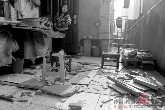 3月7日，树木岭天凯东苑小区，供打扑克坐的小凳均被砸烂，扑克牌散落一地，掉落的瓷砖碎成了几片。图/记者刘有志 