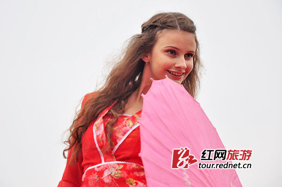 　俏丽的外国“仙子”身着中国古装走秀。图为来自美国的艾丽莎。