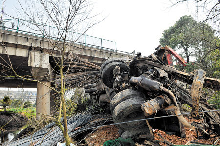 大货车坠落桥下，车身损毁严重。