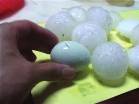 湖南靖州，冰雹大小如同鸡蛋。视频截图