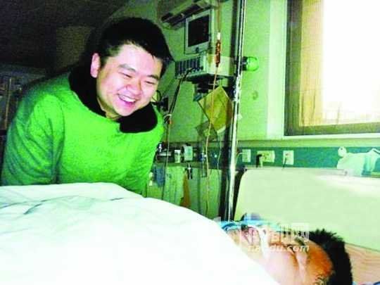 2011年3月，时任湘潭市岳塘区团委书记的徐韬看望事故伤员。