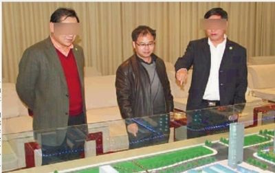 　　2011年12月，邹斌勇在湖南某集团“视察工作”。 (资料图片) 