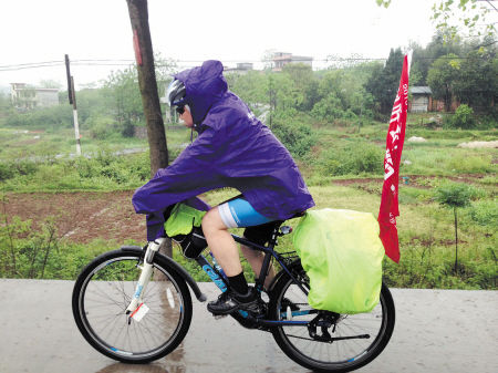骑行途中恰好是南方雨季，王敏只得冒雨骑行。 