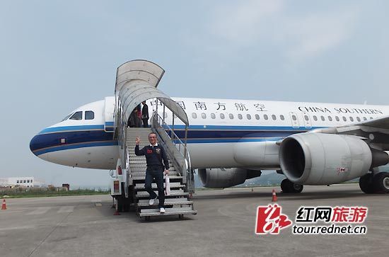 4月15日，张家界与台北的直航航线正式开通。首位走下飞机的台北游客作出胜利的手势