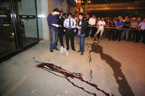  4月17日，衡阳市区，枪击案现场留有血迹，民警正在调查。