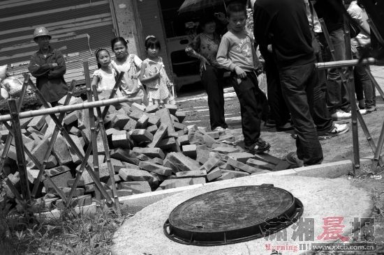 5月21日，衡阳常宁市，自来水公司工作人员已在事发现场盖上了全新的井盖。图/记者辜鹏博 