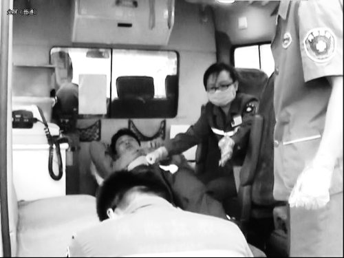 受伤男子在急救车上接受救治