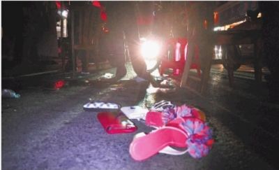  6月19日晚，长沙湘雅路事故现场，还留着受伤女子的鞋子、钱包、眼镜等物品。 实习记者 李健 摄