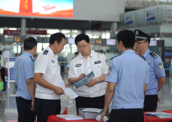 湖南机场开展蓝结在行动禁毒志愿宣传(图)