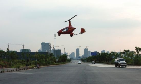 长沙私人飞机在马路上训练 小车司机:差点撞到