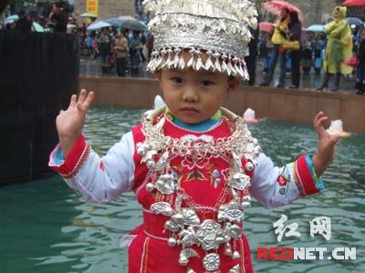 首届中国苗族银饰文化节在湘西古城凤凰开幕