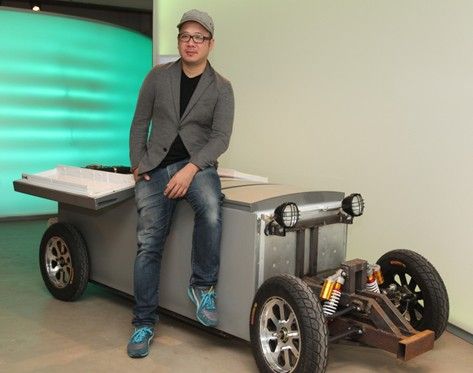 设计师颜呈勋与他设计的由卡萨帝布伦斯冰箱改造的电动车