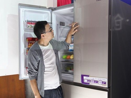 卡萨帝用户董先生来到活动现场 体验最新推出的“法式对开门冰箱”