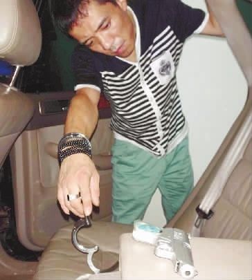  9月24日凌晨，面对缉毒民警的盘查，奥迪车驾驶员彭海兵掏出了藏在车里的银色仿制式手枪。 