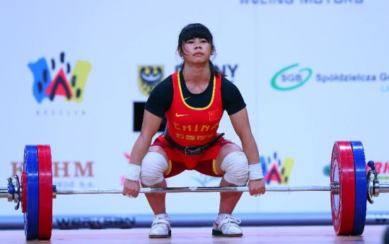  新华社照片，10月20日，中国选手谭亚运在挺举比赛中。