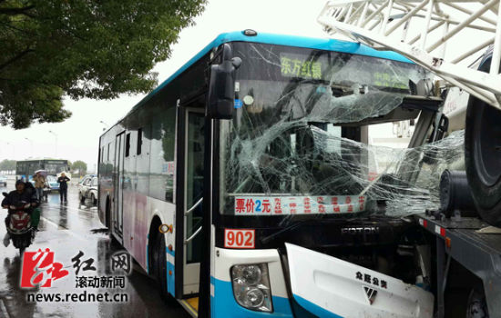 11月11日，潇湘中路天马山东公交车站附近，一辆902路公交车与吊车相撞。图/滚动新闻记者 辜鹏博