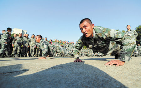 湖南省军区进行90后男女军事比武 新兵鲜血直