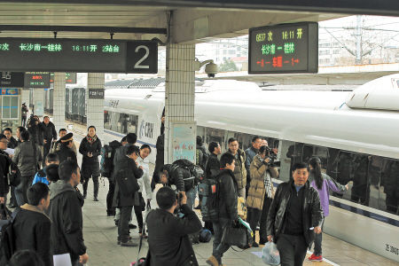 从长沙到桂林只用3小时10分钟，这是昨日衡柳铁路建成后开出的首趟列车。王志伟 摄