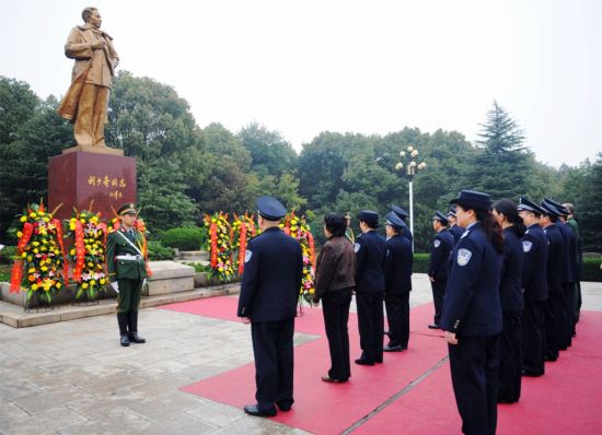 长沙市公安局党委班子成员向刘少奇同志铜像敬献花篮。
