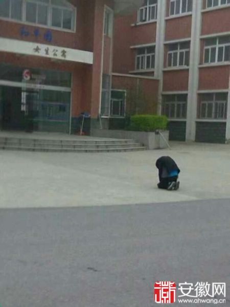 滁州高校一男生在女生楼外跪一夜 只为求女友