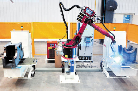 近日，装备制造企业泰富重工第一个焊接机器人投入使用，效率比人工提高了4倍。资料图片