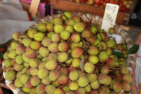 夏季水果登录衡阳市场 荔枝价格普遍较高