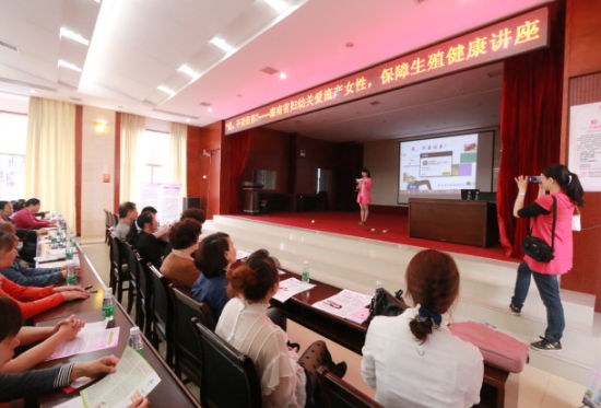 湖南省妇幼保健院“爱，不要伤害—关爱流产女性，保障生殖健康”社区宣传活动现场。