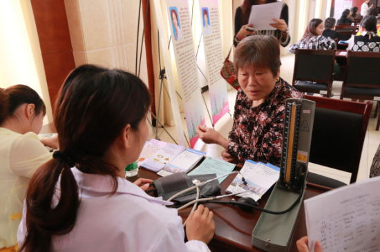 湖南省妇幼保健院专家在进行义诊。