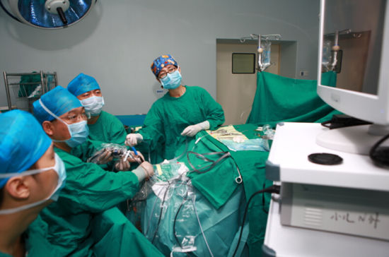 湘雅医院神经外科刘景平教授率领团队成员，由一个直径约两公分的小切口置入神经内镜，并透过身旁清晰的大屏幕，准确地找到肿瘤，从而迅速将其“连根拔起”。