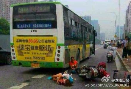 长沙公交车碰到电动车 男童遭公交车碾压(图)