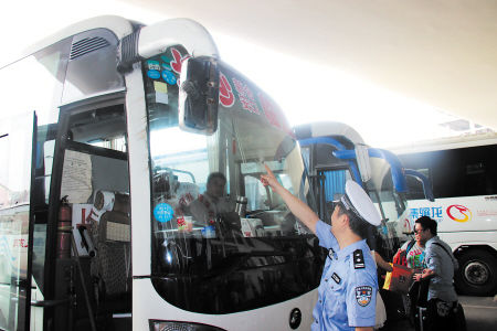 民警对长沙汽车西站的客车进行安全检查。 黄文韬 小刘军 摄影报道 