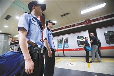 5月23日，民警带枪在1号线东单地铁站内巡逻。新京报记者 王贵彬 摄