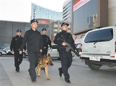 　　民警在中关村街头巡逻。5月12日，150辆首都巡警武装巡逻车上街执勤。新京报记者 吴江 摄