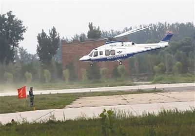 　　训练中的警务直升机。进入5月以来，警航总队每天对8条预定航线执行空中巡控。新京报记者 王贵彬 摄
