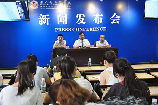 湖南省人民医院召开新闻发布会，介绍该院介入血管外科采用的杂交手术方法。