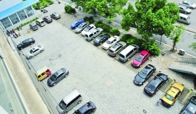 　　8月7日上午，湘江中路站外(上图)的道路两侧和锦泰广场站临近出站口(左图)的停车场都停满了小车。