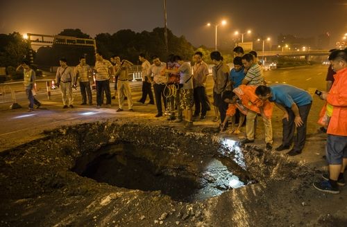 8月11日晚，长沙湘江北路银盆岭大桥附近，路面突发塌陷，未造成人员伤亡。图/实习生杨杨