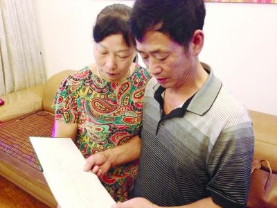 8月5日，在小女儿家中，潘尧生和李秀萍在翻看账本