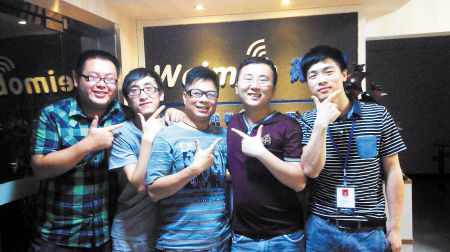 梁志嘉(左二)和他的创业小伙伴。受访者供图