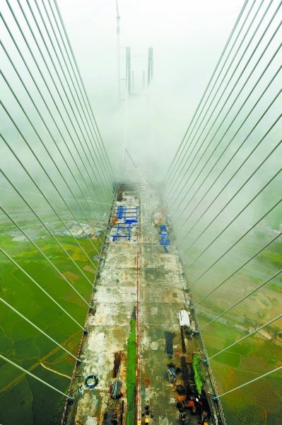 　8月14日，从大桥7号主塔横梁平台上俯瞰大桥雄姿。赤石特大桥位于宜章县赤石乡，是厦蓉高速汝郴段关键控制性工程，大桥创6项世界第一，预计今年11月合龙。本报记者 郭立亮 摄