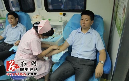 衡阳县委书记王洪斌(右一)，县委副书记、县长熊超群(左一)参加献血活动