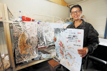 李盛明向记者展示他的作品，白鹤、猛虎、雄鸡都是他最喜欢表现的题材。 均为陈飞 余劭劼摄影报道