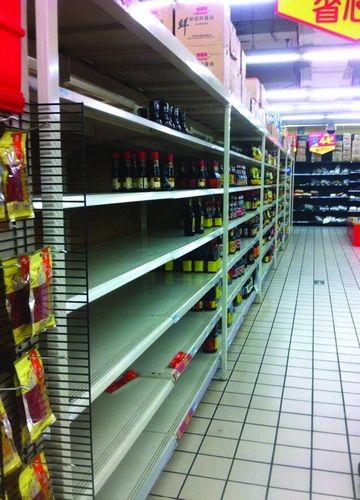 8月18日，好又多南门口店，食品区一些原本应陈列着奶粉、调料、食用油的货架，有一部分已经空了。图/记者张莉