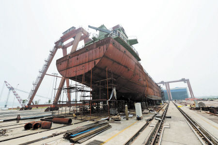  　　↑湖南省首次打造的两艘江海直达货轮预计9月可投入运营。届时，湖南货物通过该货轮从长沙新港运出后，无需再次中转便可通达全球。 　　石祯专 摄