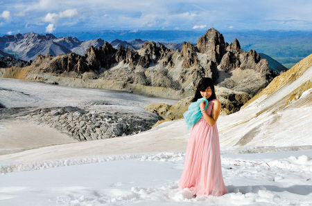 　登上雪山，湘潭妹子易瑛穿薄纱拍艺术照。 受访者 供图