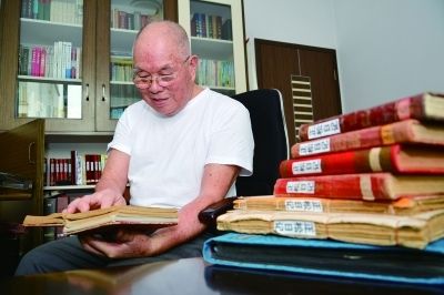 8月29日上午，长沙市西街花园小区，黎树祥正在整理自己写了74年的日记。